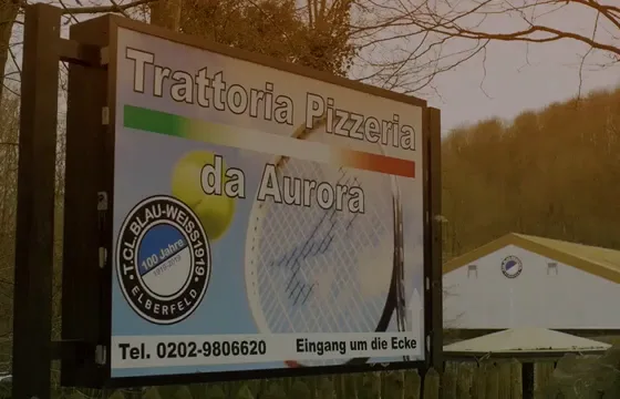 Schild der Trattoria Pizzeria da Aurora mit Vereinswappen, Telefonnummer und dem Hinweis Eingang um die Ecke