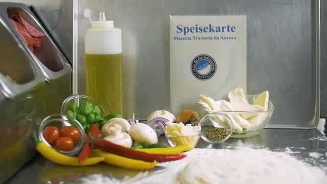 Zutaten auf der Arbeitsfläche in der Küche: Tomaten, Paprika, Champignons, Zwiebeln, Mehl